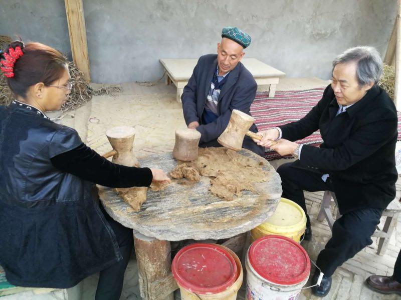 ②墨玉:即和田市墨玉縣,此代指墨玉縣第五中學,該校為維族子弟學校.